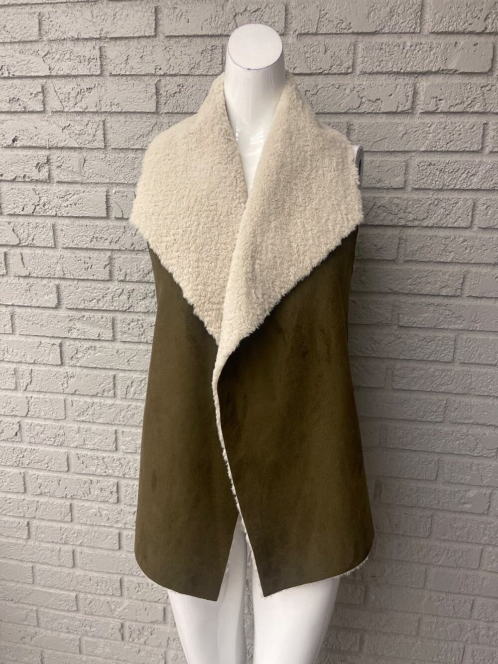 Madison & Lola Women Green Faux Shearling Lined Open Front Vest Size S
